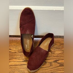 Toms Burgandy Suede Alpargatas, size 8